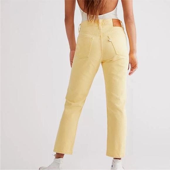 🌼 Levi’s 501 Cropped Jean in Botanical Yellow size 26 - Picture 3 of 16